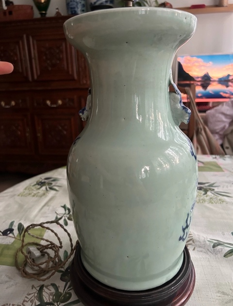 古玩陶瓷豆青青花堆白獅子滾繡球紋雙耳瓶真品鑒賞圖