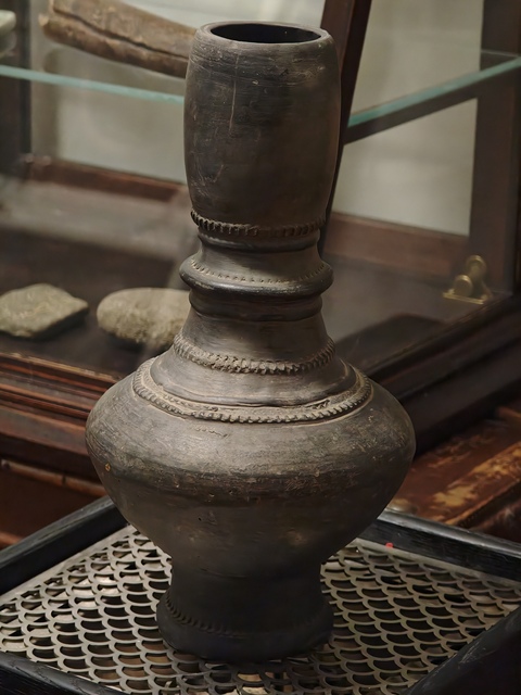 古玩陶瓷黑陶瓶真品鑒賞圖