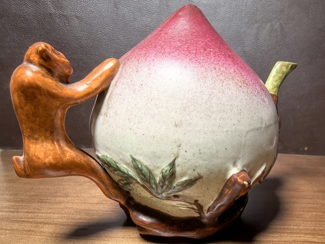 古玩陶瓷粉彩桃型倒流壺真品鑒賞圖