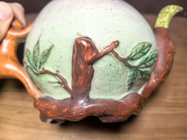 古玩陶瓷粉彩桃型倒流壺真品鑒賞圖