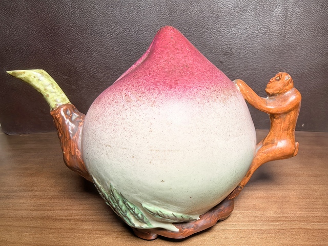 古玩陶瓷粉彩桃型倒流壺真品鑒賞圖