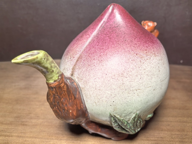 古玩陶瓷粉彩桃型倒流壺真品鑒賞圖