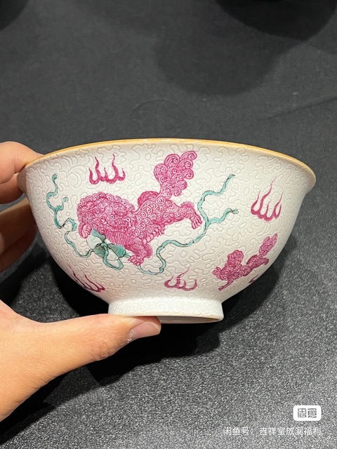 古玩陶瓷軋道粉彩獅紋茶碗真品鑒賞圖