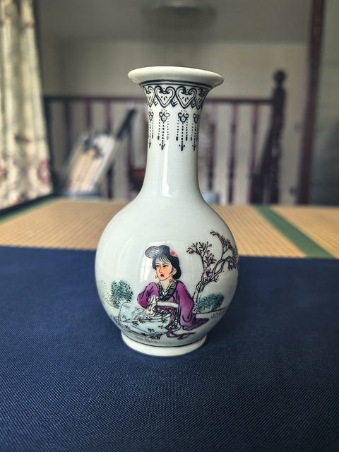 古玩陶瓷粉彩仕女人物撇口瓶真品鑒賞圖