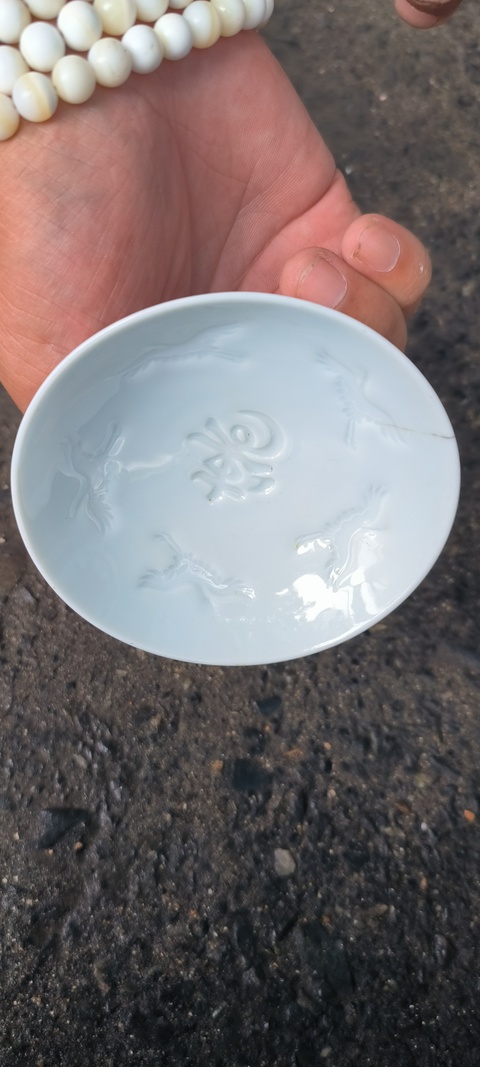 古玩陶瓷白釉印花高足碟真品鑒賞圖
