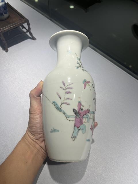 古玩陶瓷人物紋粉彩瓶真品鑒賞圖