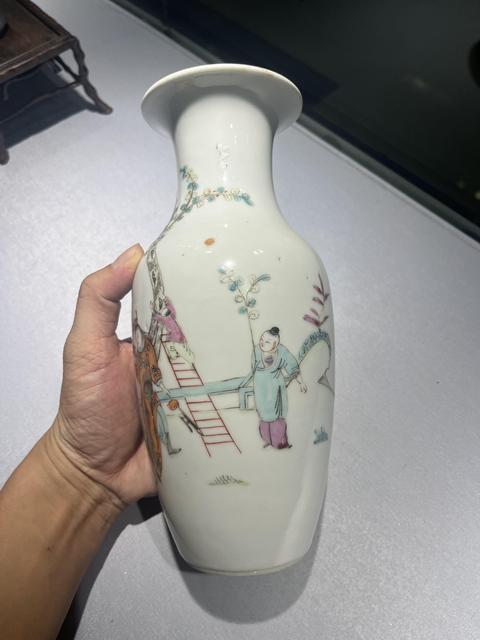 古玩陶瓷人物紋粉彩瓶真品鑒賞圖