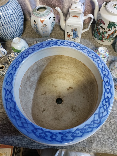 古玩陶瓷青花山水人物紋花盆真品鑒賞圖