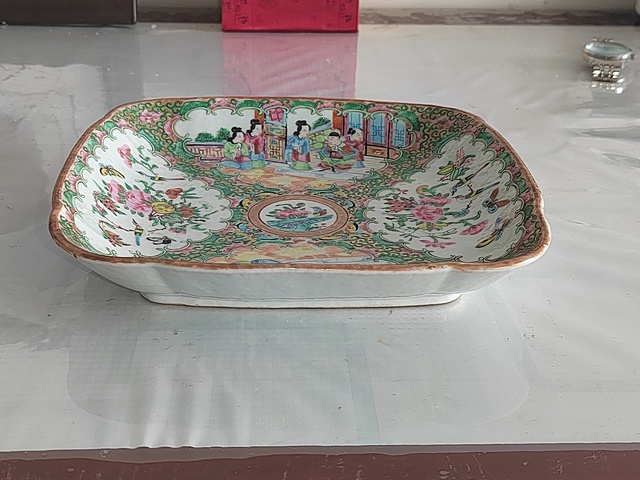 古玩陶瓷人物花鳥蝶紋廣彩盤真品鑒賞圖