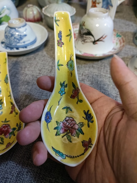 古玩陶瓷黃地粉彩花卉紋調(diào)羹真品鑒賞圖