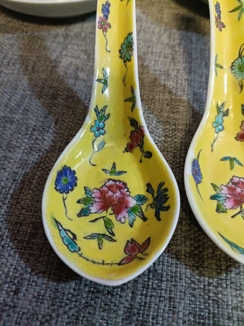 古玩陶瓷黃地粉彩花卉紋調(diào)羹真品鑒賞圖