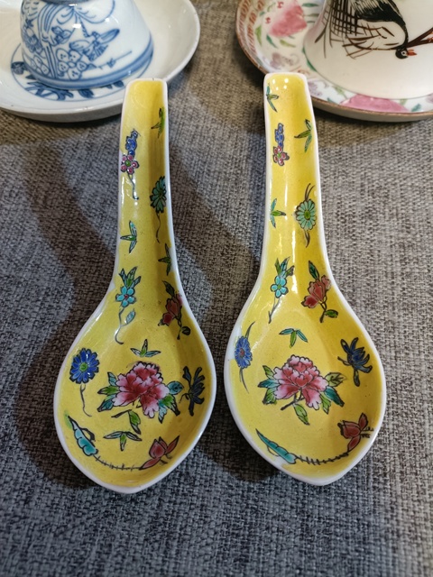 古玩陶瓷黃地粉彩花卉紋調(diào)羹真品鑒賞圖