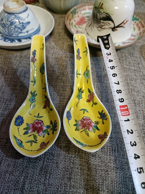 古玩陶瓷黃地粉彩花卉紋調(diào)羹真品鑒賞圖