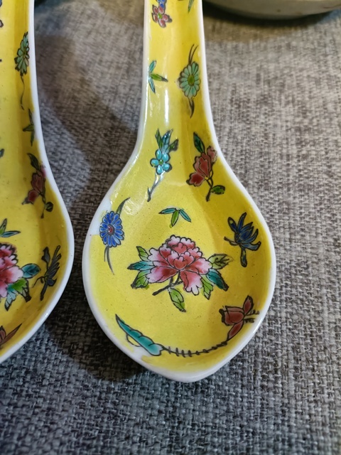 古玩陶瓷黃地粉彩花卉紋調(diào)羹真品鑒賞圖