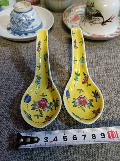 古玩陶瓷黃地粉彩花卉紋調(diào)羹真品鑒賞圖