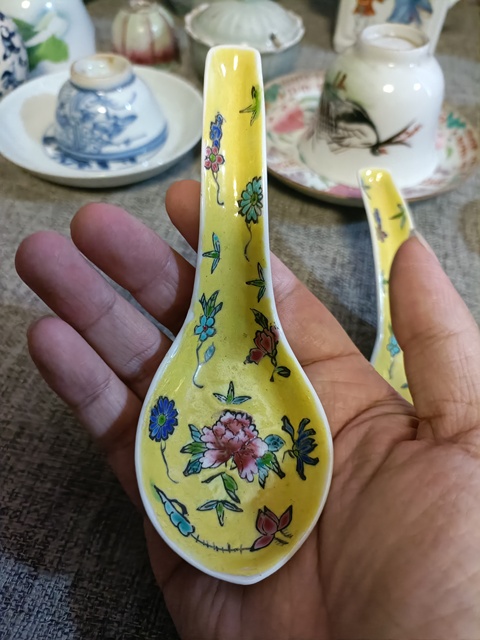 古玩陶瓷黃地粉彩花卉紋調(diào)羹真品鑒賞圖
