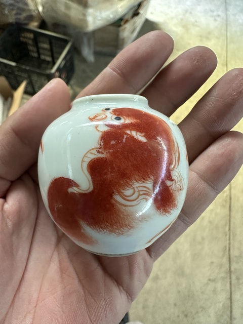 古玩陶瓷礬紅少獅水罐拍賣,當前價格1000元