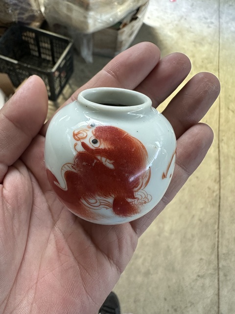 古玩陶瓷礬紅少獅水罐拍賣,當前價格1000元