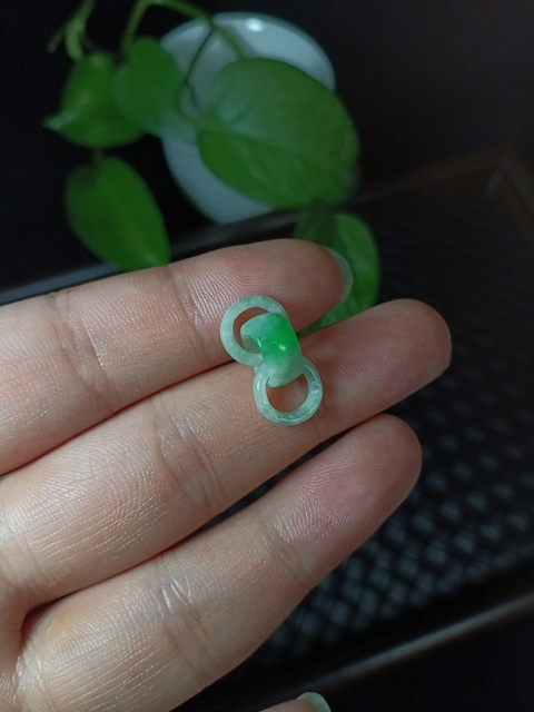 古玩玉器(放漏,不比價格比質(zhì)量!)清代翡翠雕“三連環(huán)”拍賣,當(dāng)前價格3800元