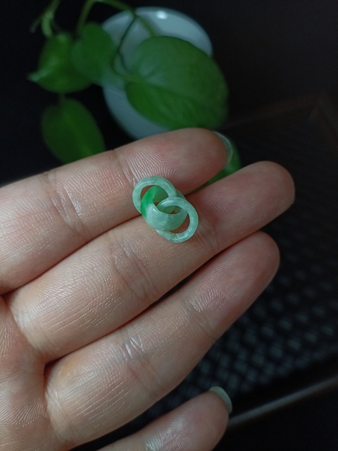 古玩玉器(放漏,不比價格比質(zhì)量!)清代翡翠雕“三連環(huán)”拍賣,當(dāng)前價格3800元