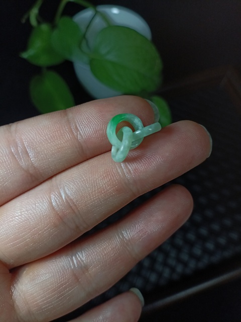 古玩玉器(放漏,不比價格比質(zhì)量!)清代翡翠雕“三連環(huán)”拍賣,當(dāng)前價格3800元