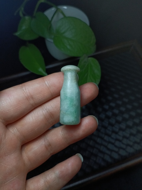 古玩玉器清代翡翠雕“素紋煙嘴”拍賣,當前價格900元
