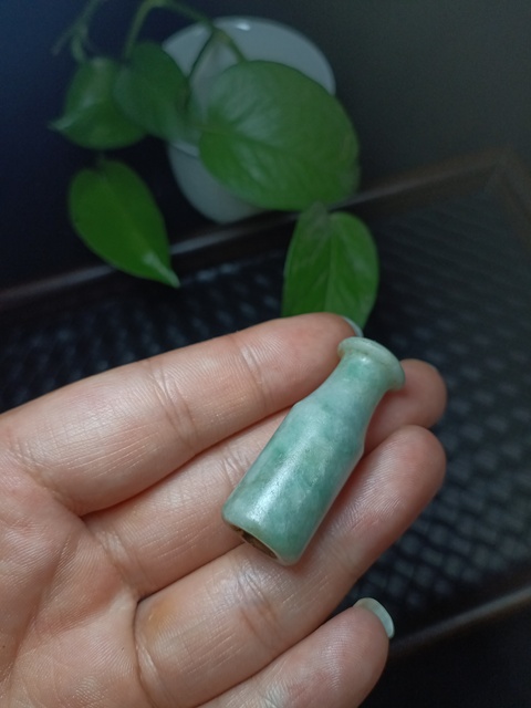 古玩玉器清代翡翠雕“素紋煙嘴”拍賣,當前價格900元