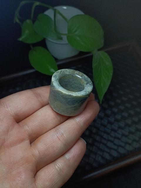 古玩玉器清代和田玉雕“素紋扳指”拍賣，當前價格8000元