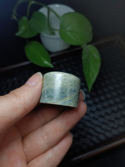 古玩玉器清代和田玉雕“素紋扳指”拍賣，當前價格8000元