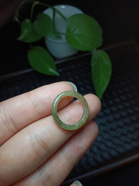 古玩玉器清代天然冰種翡翠雕“素紋戒指”拍賣(mài)，當(dāng)前價(jià)格1200元