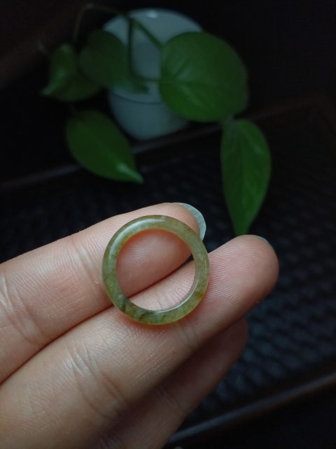 古玩玉器清代天然冰種翡翠雕“素紋戒指”拍賣(mài)，當(dāng)前價(jià)格1200元