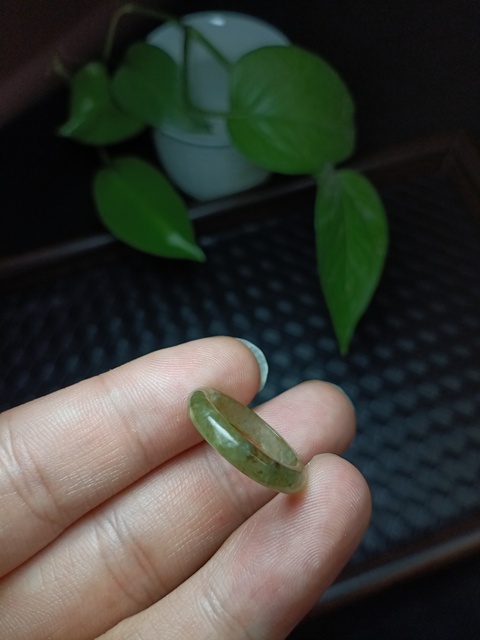 古玩玉器清代天然冰種翡翠雕“素紋戒指”拍賣(mài)，當(dāng)前價(jià)格1200元