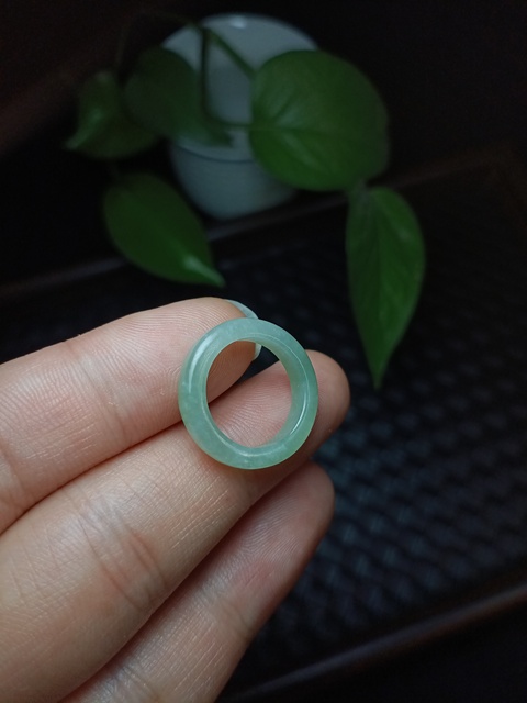 古玩玉器(一口價)有年份的天然冰糯翡翠戒指拍賣,當前價格1200元