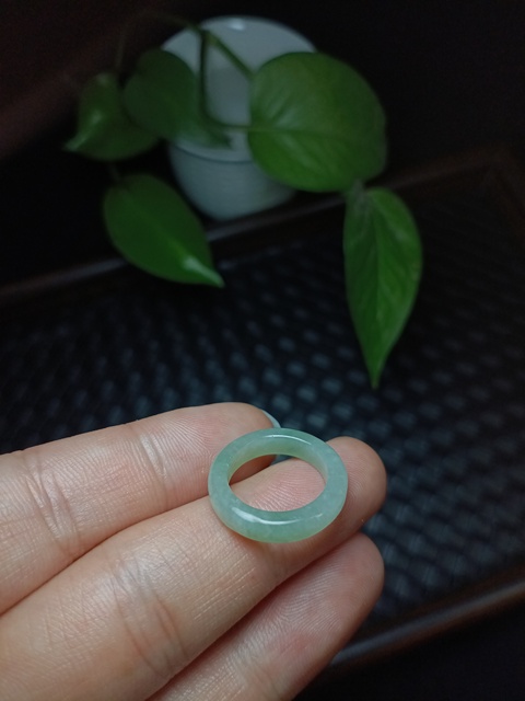 古玩玉器(一口價)有年份的天然冰糯翡翠戒指拍賣,當前價格1200元