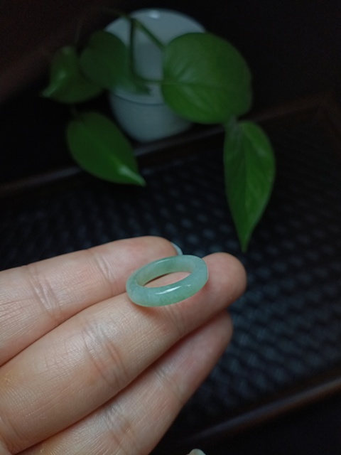 古玩玉器(一口價)有年份的天然冰糯翡翠戒指拍賣,當前價格1200元