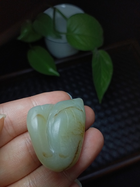 古玩玉器（一口價放漏）幾十年和田玉雕“回首鵝”把件拍賣，當前價格800元