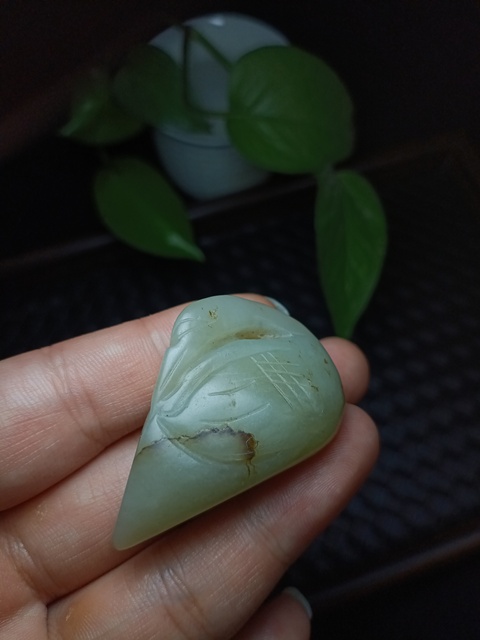 古玩玉器（一口價放漏）幾十年和田玉雕“回首鵝”把件拍賣，當前價格800元