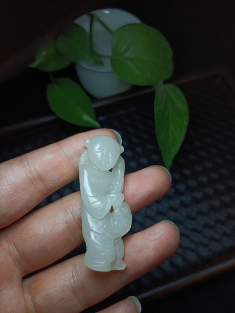 古玩玉器(一口價放漏)創(chuàng)匯期和田白玉雕“如意童子”拍賣,當(dāng)前價格2500元