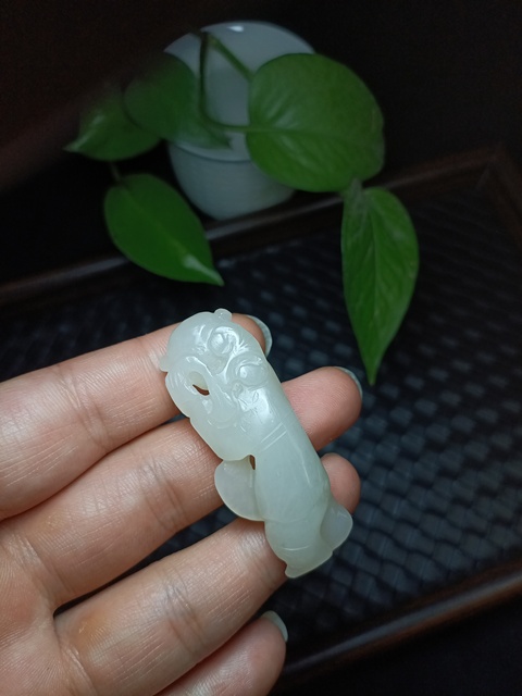 古玩玉器(一口價放漏)創(chuàng)匯期和田白玉雕“如意童子”拍賣,當(dāng)前價格2500元