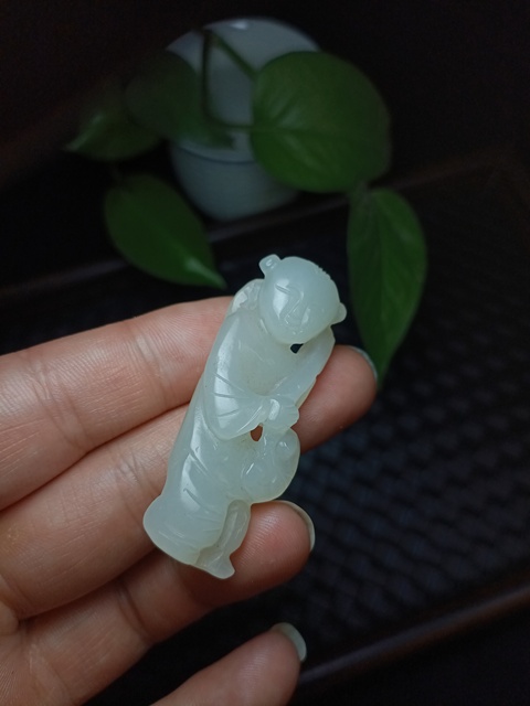 古玩玉器(一口價放漏)創(chuàng)匯期和田白玉雕“如意童子”拍賣,當(dāng)前價格2500元