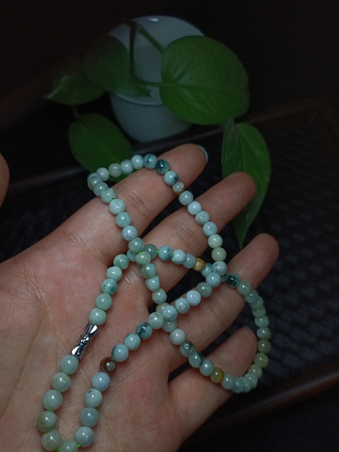 古玩玉器(放漏,不比價格比質(zhì)量!)有年份的天然翡翠珠串項鏈拍賣,當(dāng)前價格1800元