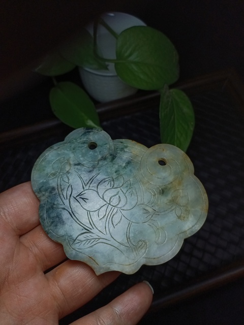 古玩玉器(放漏大個的)清代翡翠雕“如意鎖佩”拍賣,當前價格4800元