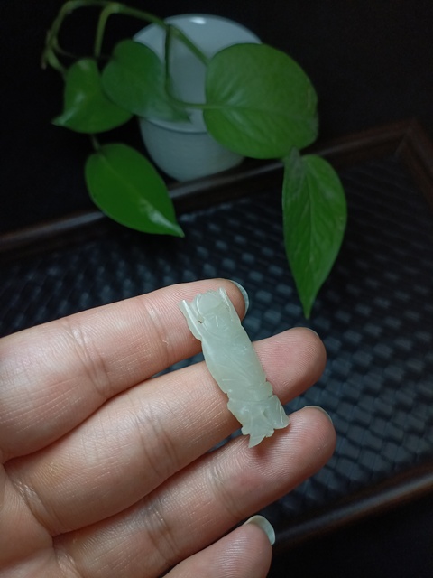 古玩玉器(放漏,不比價格比質量!)清代和田白玉雕“人物花片”拍賣,當前價格688元