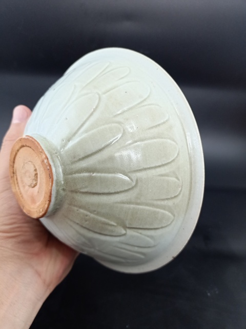 古玩陶瓷青白釉內劃萱草外刻仰蓮紋碗真品鑒賞圖