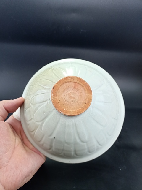 古玩陶瓷青白釉內劃萱草外刻仰蓮紋碗真品鑒賞圖