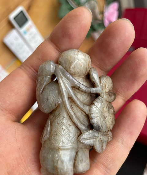 古玩玉器和田玉雕“執荷童子”真品鑒賞圖