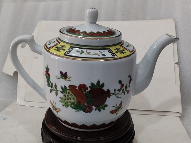 古玩陶瓷粉彩三多紋茶壺真品鑒賞圖
