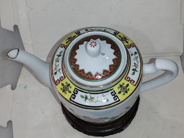 古玩陶瓷粉彩三多紋茶壺真品鑒賞圖