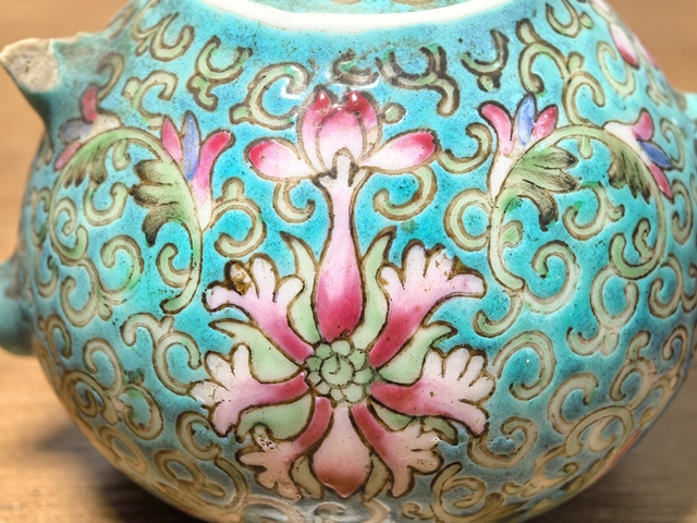 古玩陶瓷粉彩執(zhí)壺真品鑒賞圖