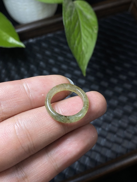 古玩玉器清代天然冰種翡翠雕“素紋戒指”拍賣,當(dāng)前價(jià)格1100元